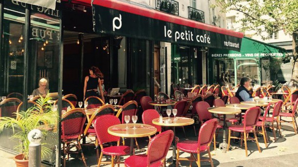 Le Petit Café à Paris